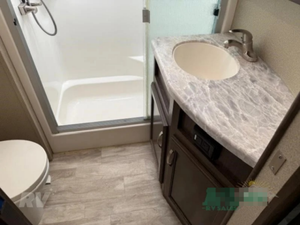 Camping-car Grand Design Solitude 310GK modèle 2020 d'occasion en bon état, haute performance, 36 pieds de long, charge utile de 2000 kg, couleur foncée, à vendre - Product Image 6