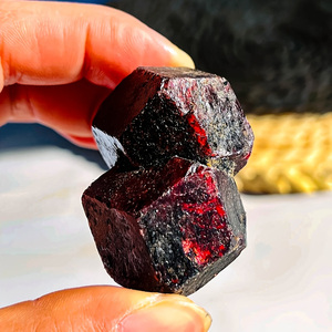 Cristallo di Granato Rosso Naturale Non Lucidato con Crepe e Detriti Unici per Regalo - Product Image 3