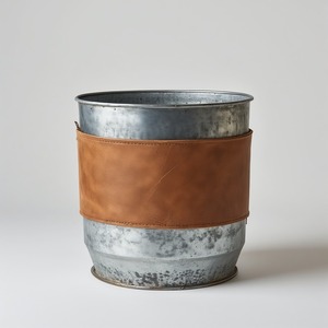 Maceta de cuero galvanizado Premium con acabado en tono latón, hechos a mano detalles artesanales, diseñados para interiores decorativos - Product Image 3