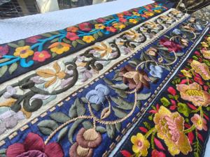 ลูกไม้ปักลายดอกไม้สีสันสดใสสั่งทำพิเศษ พร้อมพู่ตกแต่งขอบ ดีไซน์ระดับพรีเมียม เหมาะสำหรับลูกค้าร้านบูติกและผู้ค้าปลีก - Product Image 4