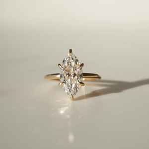 Anillo de compromiso de diamante Moissanite de corte Marquesa de 2,50 quilates solitario alargado en oro amarillo de 14K / 18K ajuste elegante de seis puntas - Product Image 1