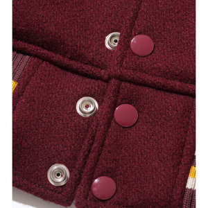 เสื้อแจ็กเก็ตหนังปักลาย Chenille เสื้อแจ็กเก็ตทีมตัวแทนมหาวิทยาลัยแบบตัวหนังสือสองสีงานตามสั่งสำหรับการจัดส่งสินค้า - Product Image 3