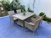 Ensemble de meubles de jardin et de cuisine d'extérieur modernes avec 1 table et 4 chaises empilables en osier, durables et imperméables, fabriqués au Vietnam