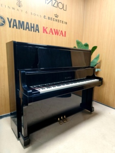 Piano Vertical Yamaha US7X Negro para Músicos Profesionales, Piano Japonés de Segunda Mano, Madera Sólida, 88 Teclas, US US-7X US - Product Image 1