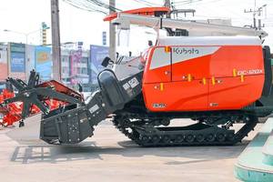 Moissonneuse-batteuse Kubota DC120X Turbo Diesel, machine agricole à faible consommation de carburant pour la récolte du riz - Product Image 6