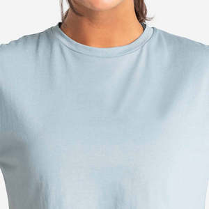 Camiseta corta premium para mujer, de corte holgado, manga media, con tela suave y transpirable, para gimnasio y uso casual. - Product Image 2