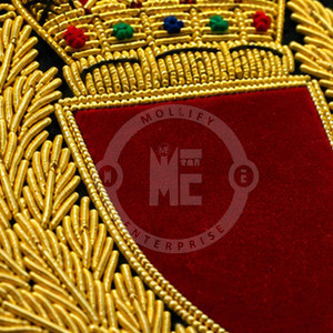 Écussons brodés personnalisés de qualité supérieure EIIR, badges de couronne, décorations de vêtements de luxe avec épingle de sûreté, travail de broderie détaillé et durable - Product Image 6