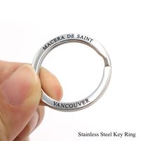 Anneau porte-clés plat épais en acier inoxydable 304 poli miroir avec logo gravé personnalisé en émail noir pour porte-clés de luxe