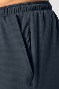 Short de sport en maille marine respirant pour homme avec poches zippées et tissu extensible parfait pour les shorts d'entraînement à haute intensité - Product Image 4