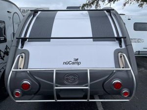 Remorque de voiture NuCamp TAB 400, capacité de charge 2001-3000 kg, blanche avec accents noirs, design montagne, 36x8x11 pieds - Product Image 2