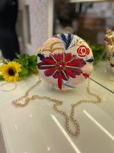 Elegante bolso de noche hecho a mano, exquisito bolso de mano de forma redonda con decoración de bordado de perlas, perfecto para bodas y fiestas - Product Image 6