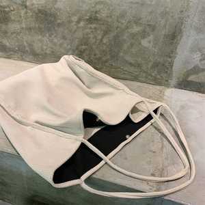 กระเป๋าผ้าแคนวาสขนาดกลาง 12 ออนซ์ รุ่น CXJ-F24008 แบบกำหนดเอง ทนทาน ซักได้ ลายตัวอักษร รีไซเคิลได้ เหมาะสำหรับการโฆษณา - Product Image 4