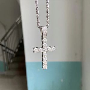 Nuevo colgante de Hip Hop cruzado de último estilo en plata de ley 925 y completamente tachonado con diamantes de moissanita de corte brillante redondo - Product Image 6