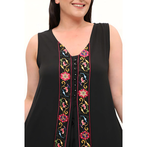 Gilet in crêpe con fessura sotto il ginocchio ricamato 42-52 a maniche Zero da donna - Product Image 1