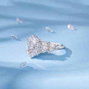 Anillo de Compromiso Jeulia con Corte Ovalado y Diseño Lateral de Hoja en Plata de Ley - Product Image 6