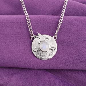 Pendentif pièce en pierre de lune arc-en-ciel taille ronde avec motif colibri gravé, plaqué argent 925, pour mariage et fiançailles - Product Image 1