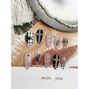 Faux ongles Midnight Cross Press au design élégant et stylé pour les passionnés de nail art - Product Image 1