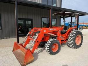 Tractor MX5000 2008: Potencia, Durabilidad y Versatilidad para Operaciones Agrícolas Un Tractor de Alto Rendimiento para Diversas Operaciones - Product Image 3