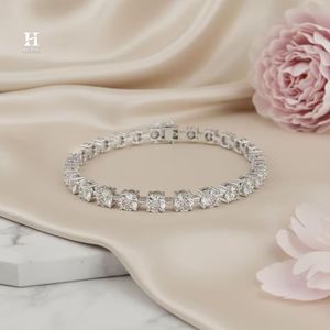 สร้อยข้อมือเทนนิสทองคำ 18K สุดหรู ประดับเพชรทรงกลมระยิบระยับ – เครื่องประดับชั้นเลิศเหนือกาลเวลา - Product Image 2