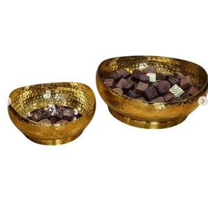 Ensemble de 2 bols de service décoratifs en laiton martelé finition or, bols à bonbons, à chocolat, à collations en métal pour la décoration de la maison et la vaisselle - Product Image 1