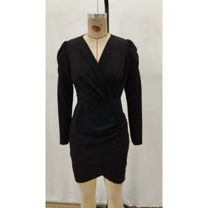 Vestido corto de crepé importado para mujer, de manga larga, con cuello cruzado y detalle de corte frontal, 30233 - Negro - Product Image 4