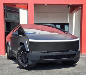 7G2CEHED4RA012203 Pick-up électrique d'occasion 2024, 4x4, double cabine, 600 ch, batterie lithium-ion 123 kWh, intérieur cuir foncé, toit panoramique - Product Image 1