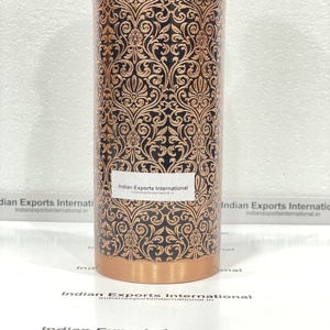 Botella de agua de cobre puro de 950ml con acabado antiguo grabado para beneficios de salud de yoga al aire libre para regalos corporativos de comercio electrónico - Product Image 3