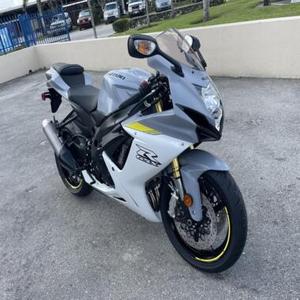 Motocicleta Deportiva Usada GSX-R750 749cc 2022: Motor Derivado de <span class=keywords><strong>MotoGP</strong></span> + Embrague Limitador de Torque Trasero en Venta - Product Image 1