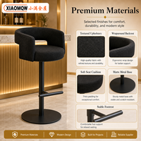 Chaise de bar pivotante moderne noire réglable et rembourrée avec dossier enveloppant et structure en acier inoxydable pour hôtel, cuisine et salon