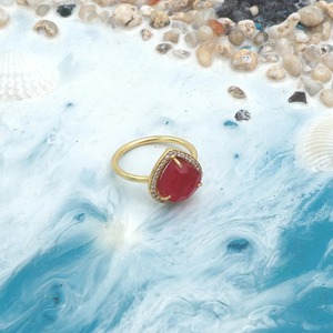 Un fournisseur indien offre une bague cœur réglable en jade rouge avec placage or pour les cadeaux de mariage et de fête des filles - Product Image 1