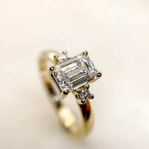 Bague de fiançailles CZ coupe émeraude 5x7mm avec pierres latérales rondes or Solitaire bijoux d'anniversaire de mariage de mariée - Product Image 5