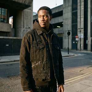 Veste en jean noire Y2K sur mesure pour homme, poids lourd, lavage vintage, effet usé sur le bas, broderie 3D, fermeture à bouton unique sur le devant - Product Image 2