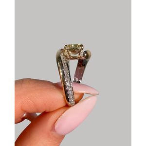 Bague de fiançailles avec halo de diamants fantaisie taille coussin jaune clair de 2,06 ct et diamants blancs taille coussin VS1 de 1,57 ct - Product Image 4