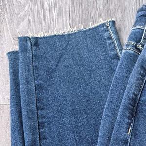 Jean en denim vieilli personnalisé avec fermeture à la taille élastique effet de corrosion épuisé Design transparent pour la saison estivale - Product Image 3