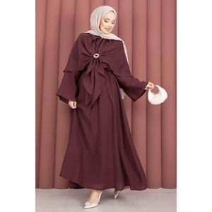 ชุดฮิญาบแบบสามชิ้นผ้าชีฟองสีพลัม พร้อมเข็มกลัดตกแต่งสุดหรูที่ด้านบน - Product Image 4