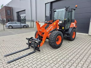 Chargeuse sur pneus compacte Kubota R070 avec accessoire chariot élévateur, orange, pour travaux agricoles et de construction - Product Image 1