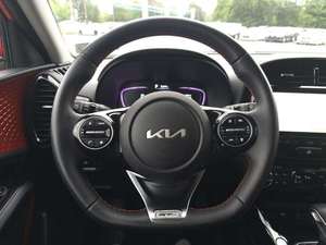 Clean Red 2024 K i a Soul GT-Line FWD utilisé avec les sièges en cuir Pack de technologie Bluetooth de démarrage à distance Sièges chauffants à toit ouvrant - Product Image 3