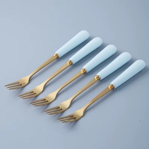 Ensemble de couverts de luxe avec manche vert et tête dorée pour la cuisine, la table à manger, les réceptions, les fêtes et l'accueil, provenant d'Inde - Product Image 6