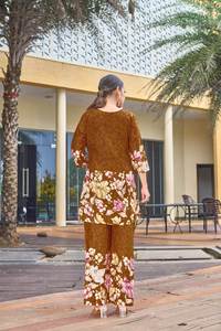 Ensemble coordonné en coton premium pour femmes |   Ensemble haut et pantalon imprimé à col en V et coupe trapèze, fait main |   Vêtements festifs indiens - Product Image 3