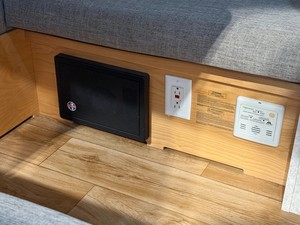 NuCamp Tab 320s Teardrop Camper - État Exceptionnel, Alimentation Intégrée et Espace de Préparation, Design Moderne avec Garantie - Product Image 6