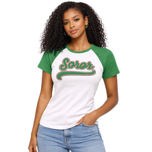 Camiseta Blanca 08 con Mangas Raglán para Hermandad Griega, Camiseta Rosa y Verde para Mujer, Estilo Universitario, Casual, Ecológica, para Verano - Product Image 1