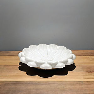 Exquisito Tazón de Mármol Natural con Diseño de Loto, Hecho a Mano en India, para la Creación de un Estilo Interior de Lujo en Hogares Contemporáneos - Product Image 1