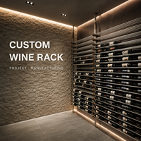 Système de présentation de vin modulaire en bois et métal sur mesure pour cave à vin, sous les escaliers, villa, projet résidentiel