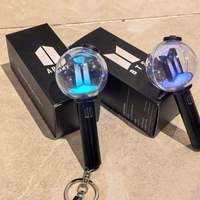 Vente en gros de porte-clés LED Stray Kids Light Stick, emballage cadeau personnalisé avec logo, style personnage de film TV, mini portable