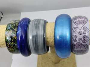 Brazaletes de resina con acabado brillante de diseñador con flores secas multicolores y brillo natural para uso diario o festivo - Product Image 5