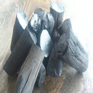 Carbón Vegetal Negro en Trozos 100% Natural de Madera Dura |   Alta Temperatura |   Bajo en cenizas |   Quemador de Larga Duración |   68-70% de Carbono Fijo |   Para Asar y Cocinar al Aire Libre - Product Image 1