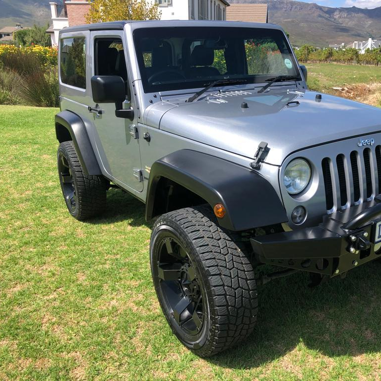 Jeep Wrangler 2015 Sahara Limited 3,6 USADO con 3 puertas disponible con volante a la derecha. Volante a la izquierda