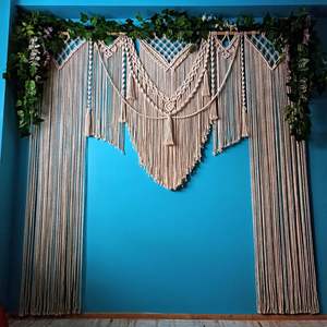 Tapisserie murale carrée faite à la main pour décorations de mariage, toile de fond en forme d'arche, plumes et fleurs en soie, suspension murale en soie pour décorations de mariage - Product Image 1