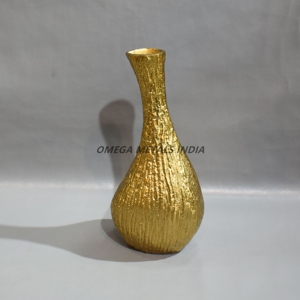 Jarrón de metal verde hecho a mano con base de madera curvada suave y nuevo aspecto de cuello delgado para acentos decorativos minimalistas y elegantes - Product Image 5