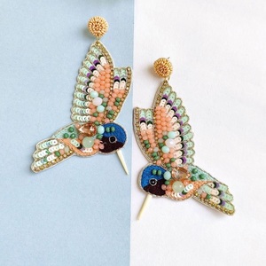 Boucles d'oreilles en perles de créateur vintage pour femmes avec clous arc-en-ciel Patriotic Memorial Day Orange White Blue pour les mariages - Product Image 3